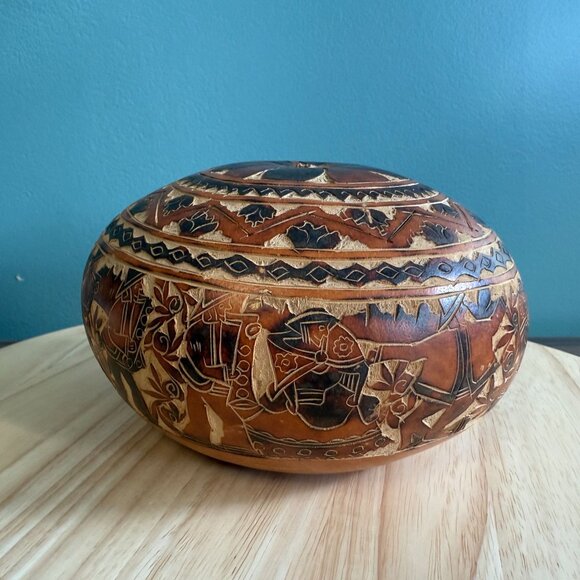 Vintage Hand-Carved Andean Gourd Box With Traditional Peruvian Design With Tags - Picture 8 of 16